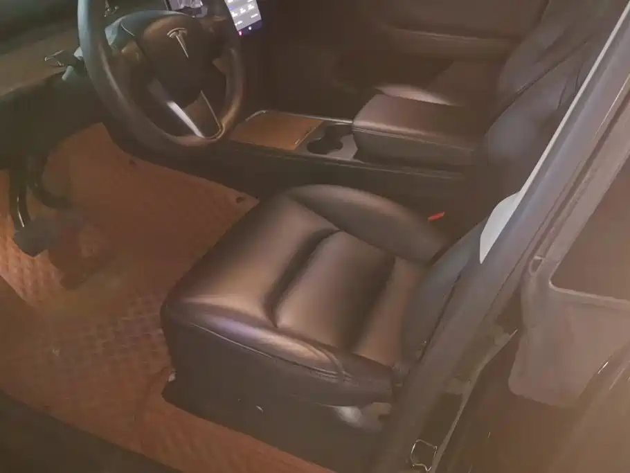 Tesla Model Y — миниатюра 9