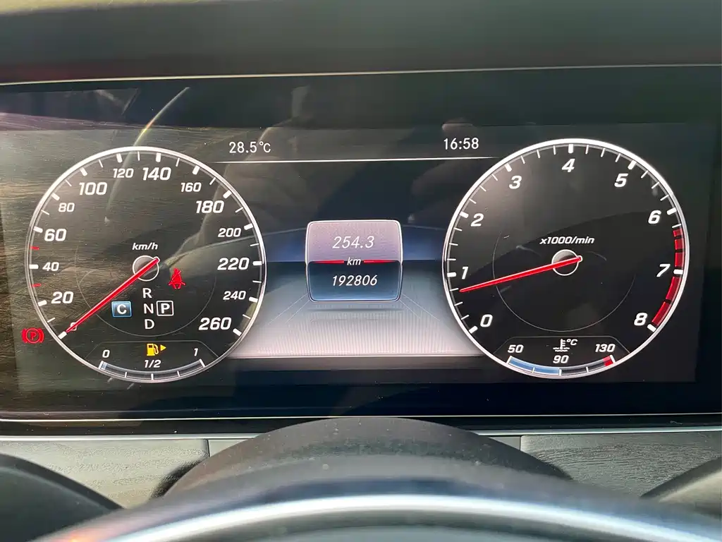 Mercedes-Benz E-Class — миниатюра 10