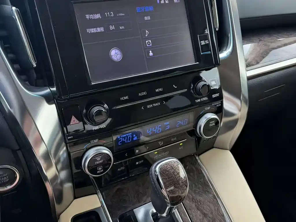 Toyota Alphard — миниатюра 13