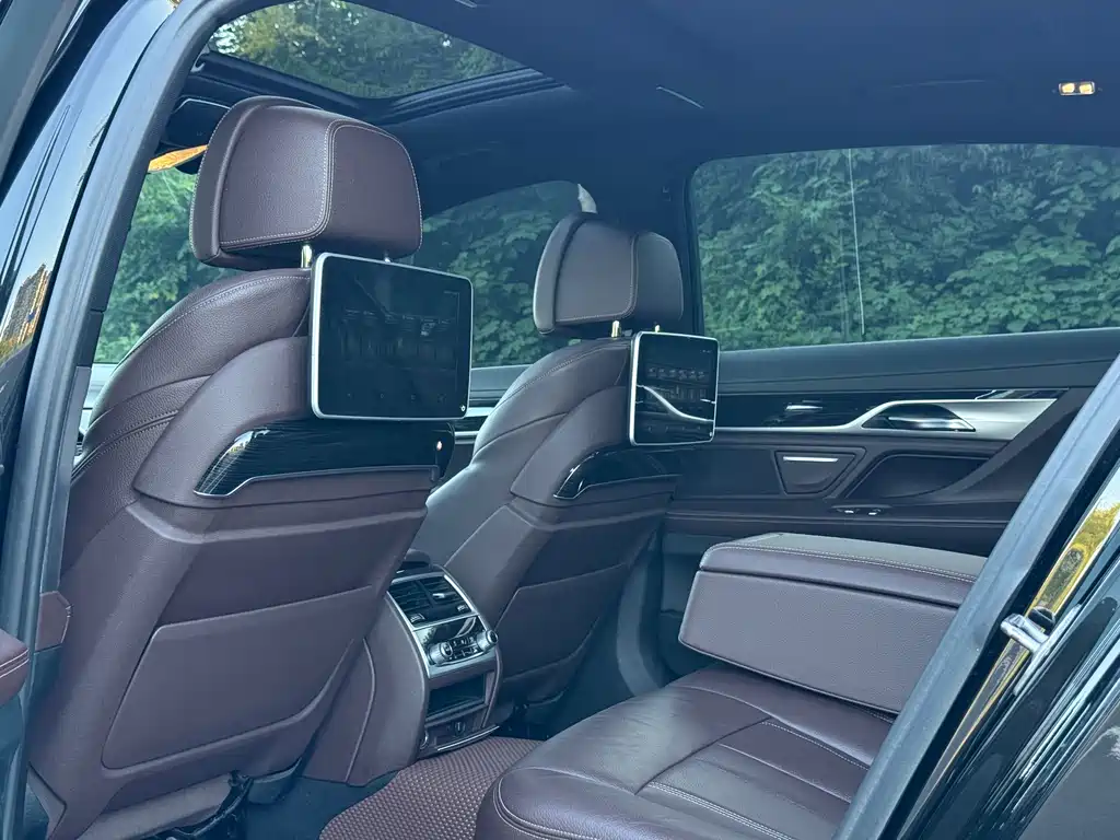 BMW 7 Series — миниатюра 8