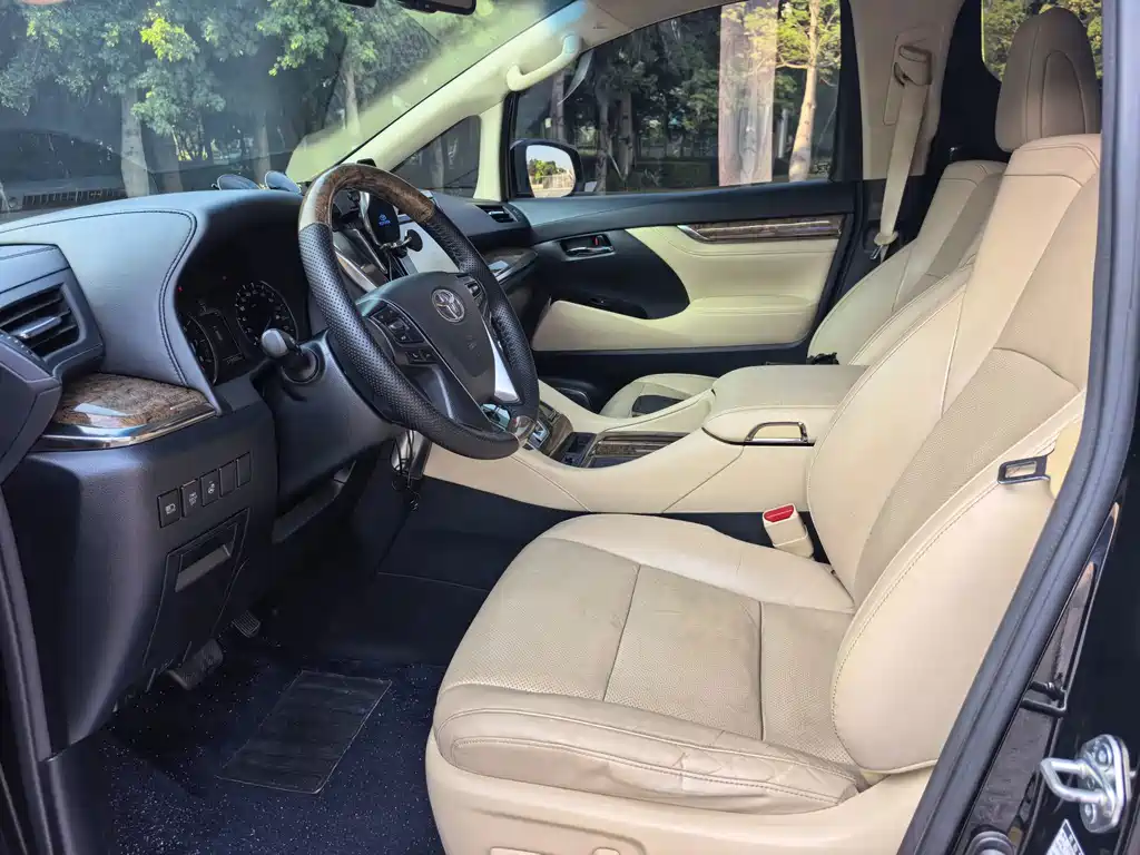 Toyota Alphard — миниатюра 8