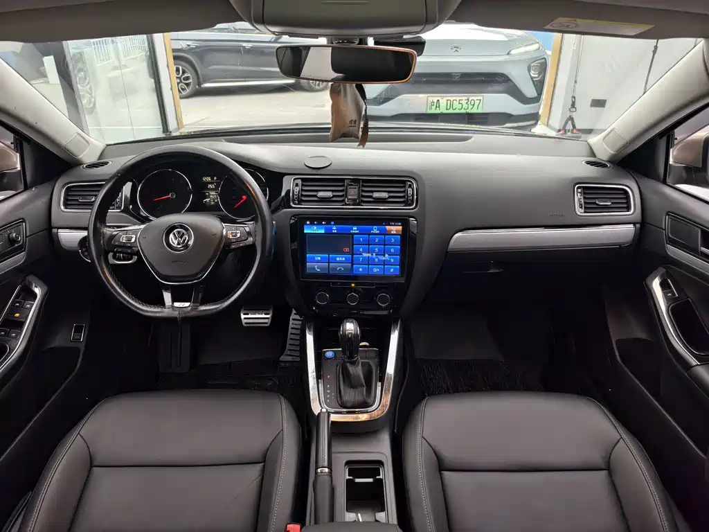 Volkswagen Sagitar 2018 1.6L AT Comfort