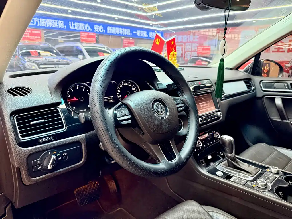 VOLKSWAGEN TOUAREG