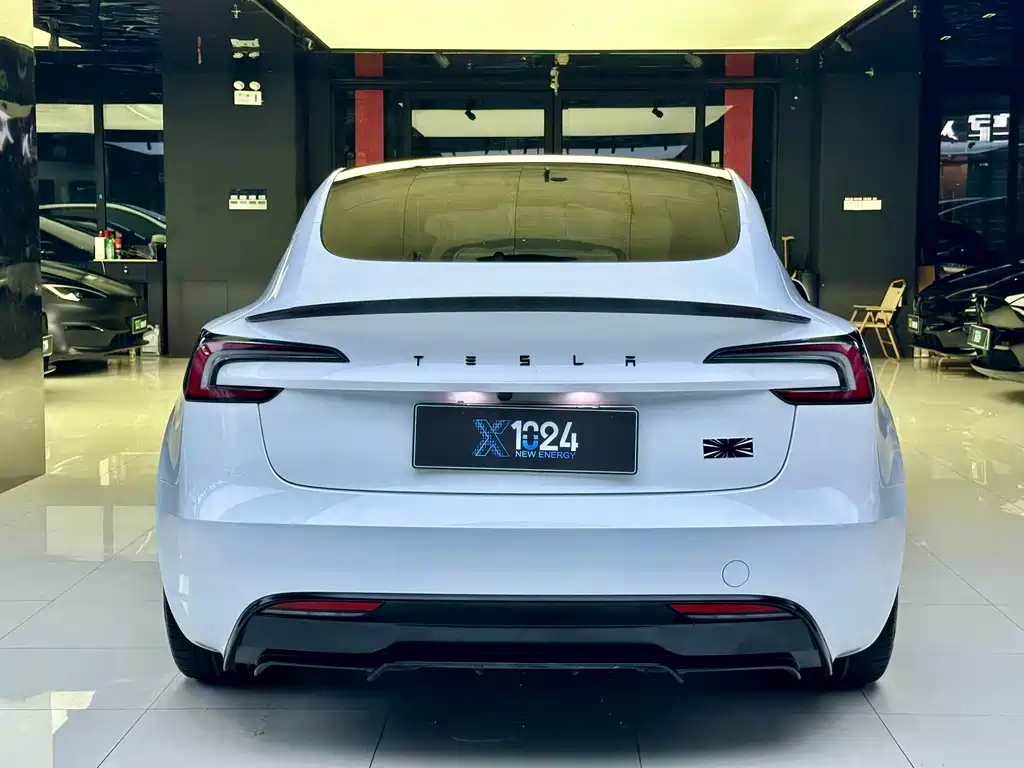 Tesla Model 3 — миниатюра 5