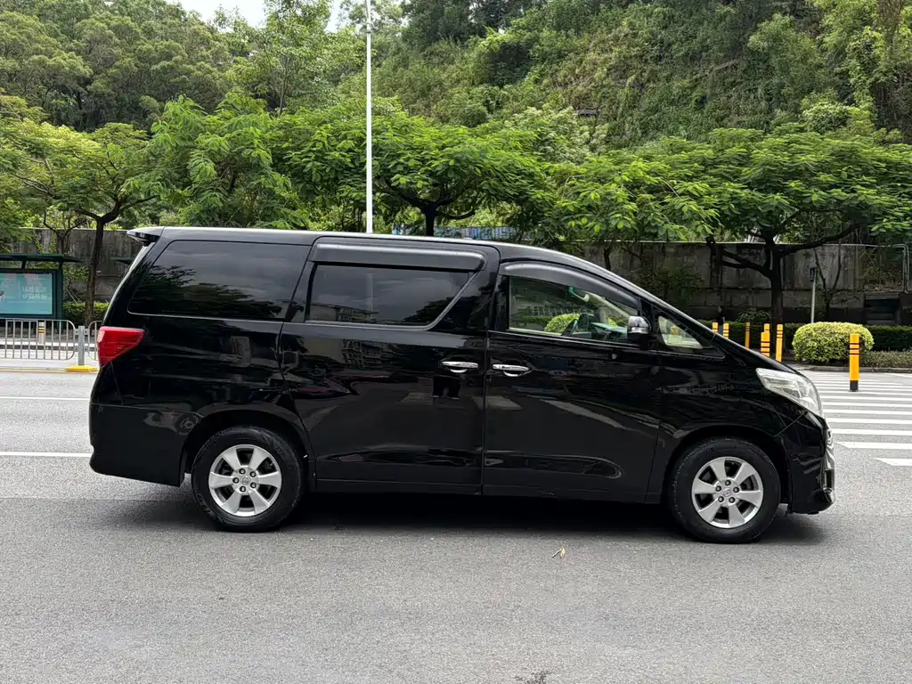 Toyota Alphard — миниатюра 7