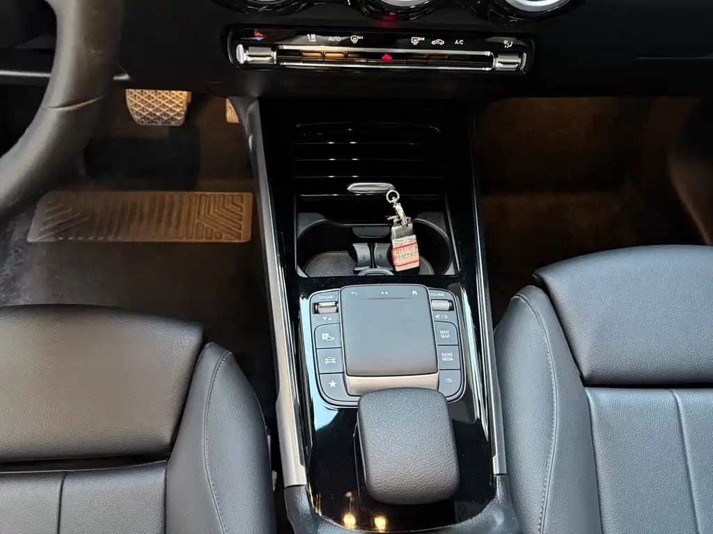 Mercedes-Benz GLB — миниатюра 10