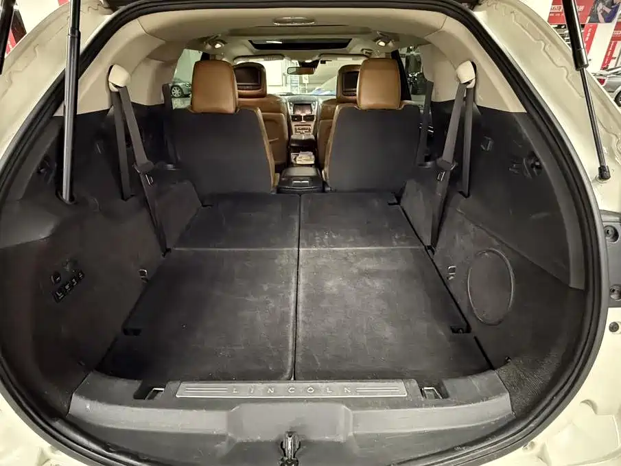 Lincoln MKT — миниатюра 21