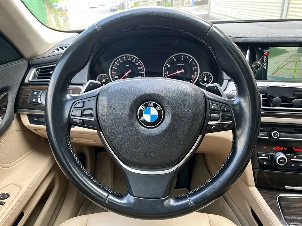 BMW 7 Series — миниатюра 8