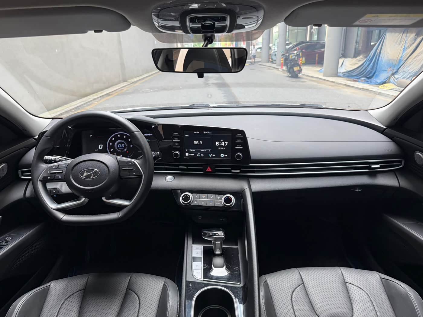 Hyundai Elantra 1.5 л 2023 г. Белый, пробег 12000 км