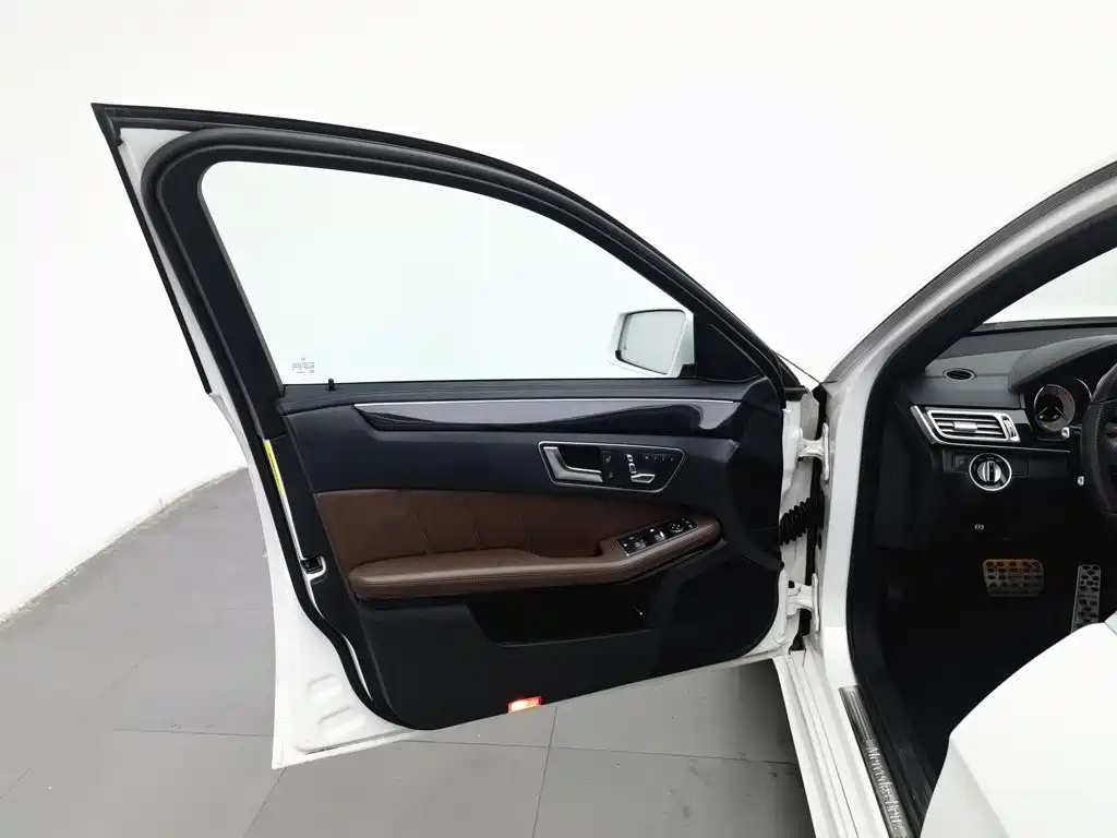 Mercedes-Benz E-Class — миниатюра 8