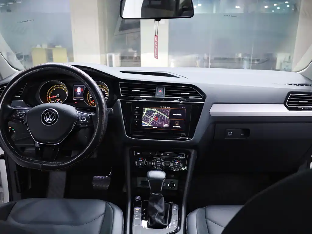 Volkswagen Tiguan L L 2021 330TSI AT Smart