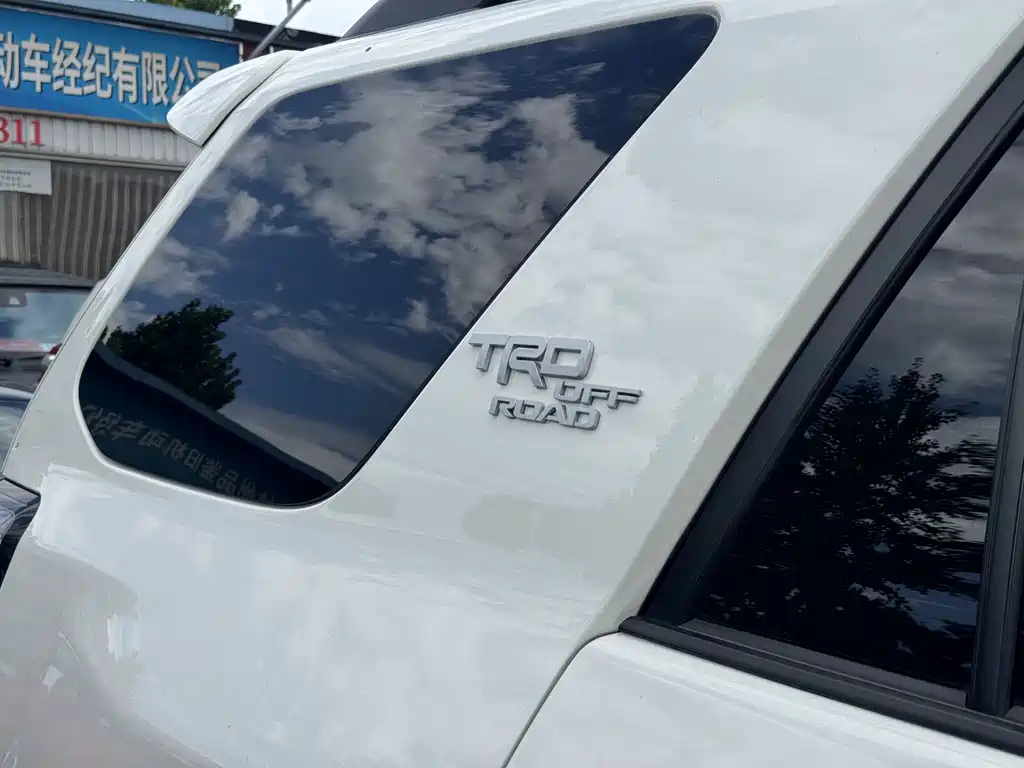 Toyota 4Runner — миниатюра 12