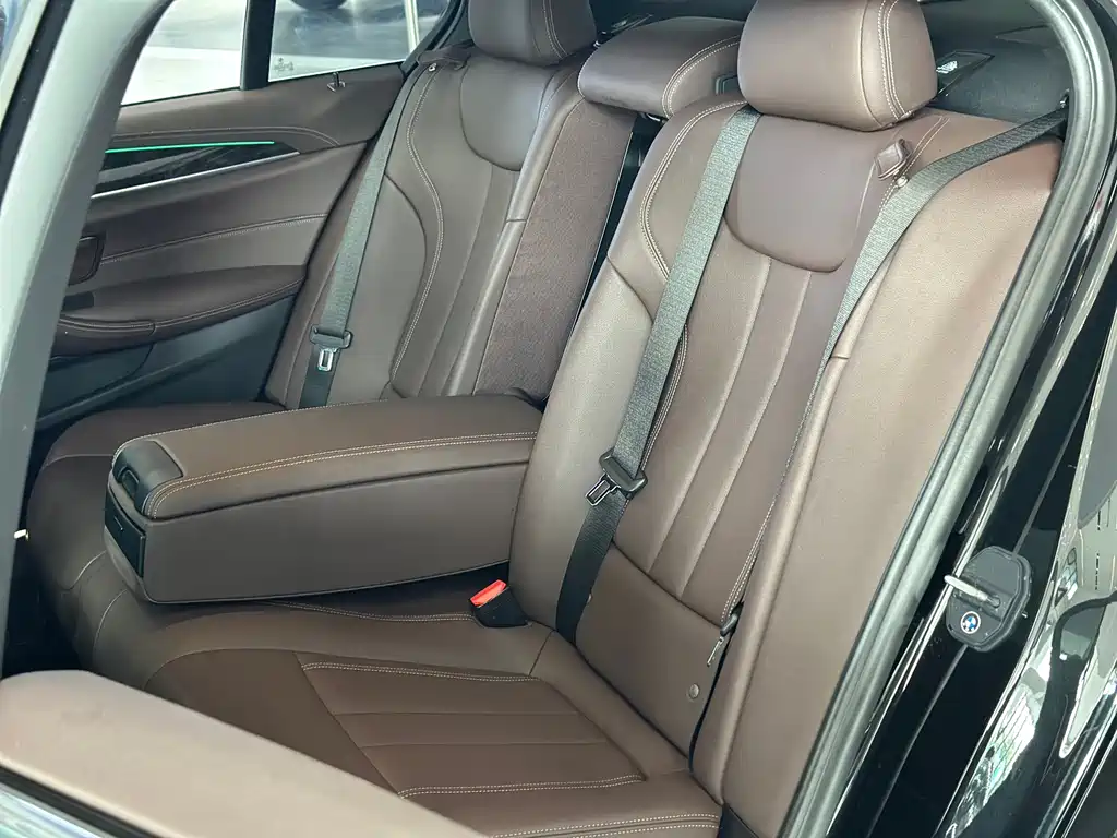 BMW 5 Series — миниатюра 12
