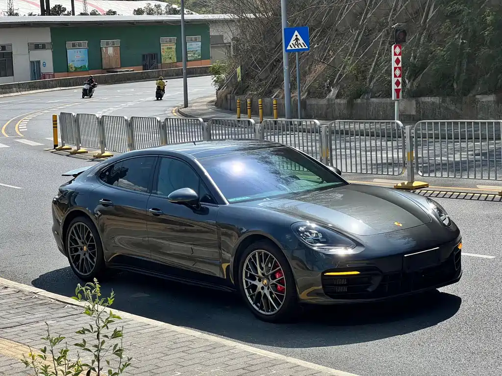 PORSCHE PANAMERA