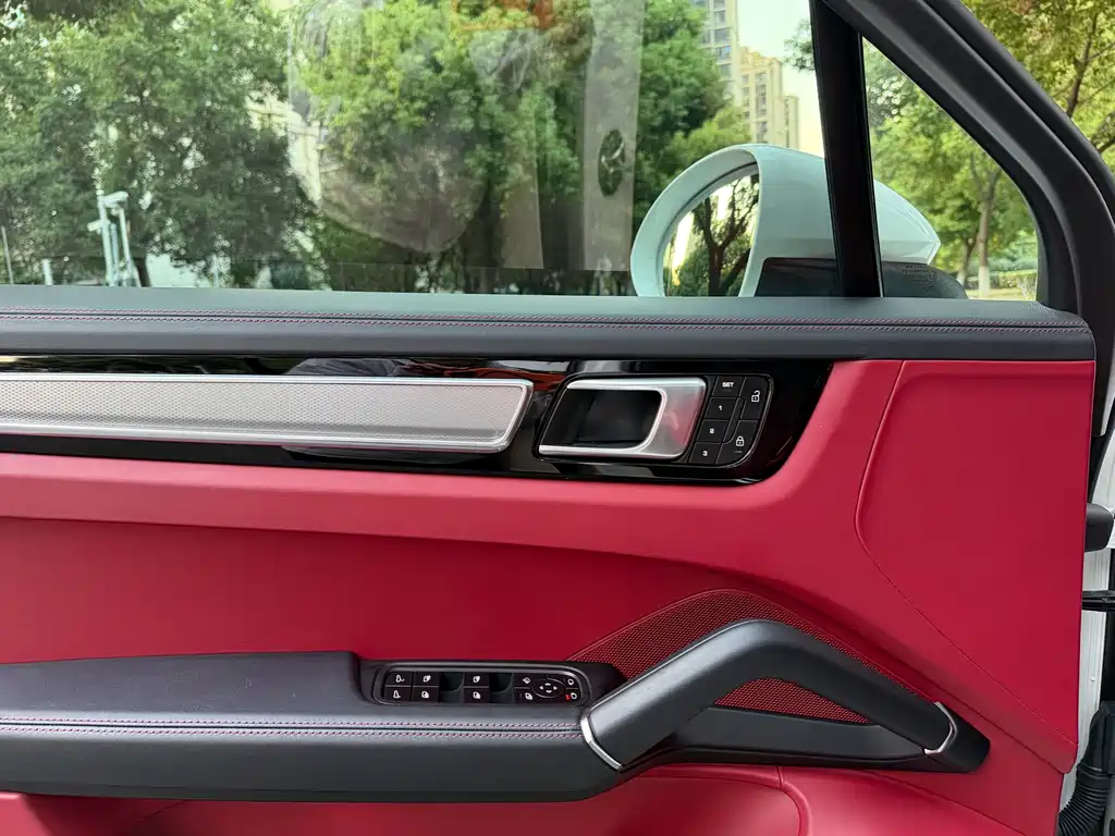 Porsche Cayenne — миниатюра 13