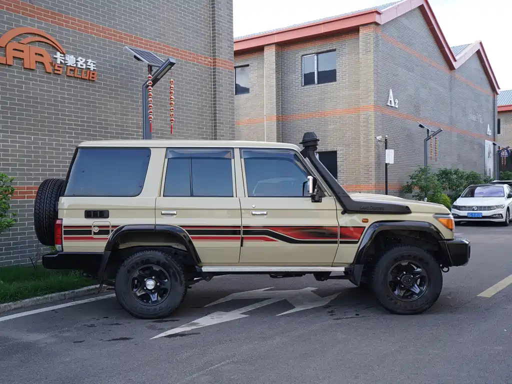 Toyota Land Cruiser LC76 2016 4.0L MT