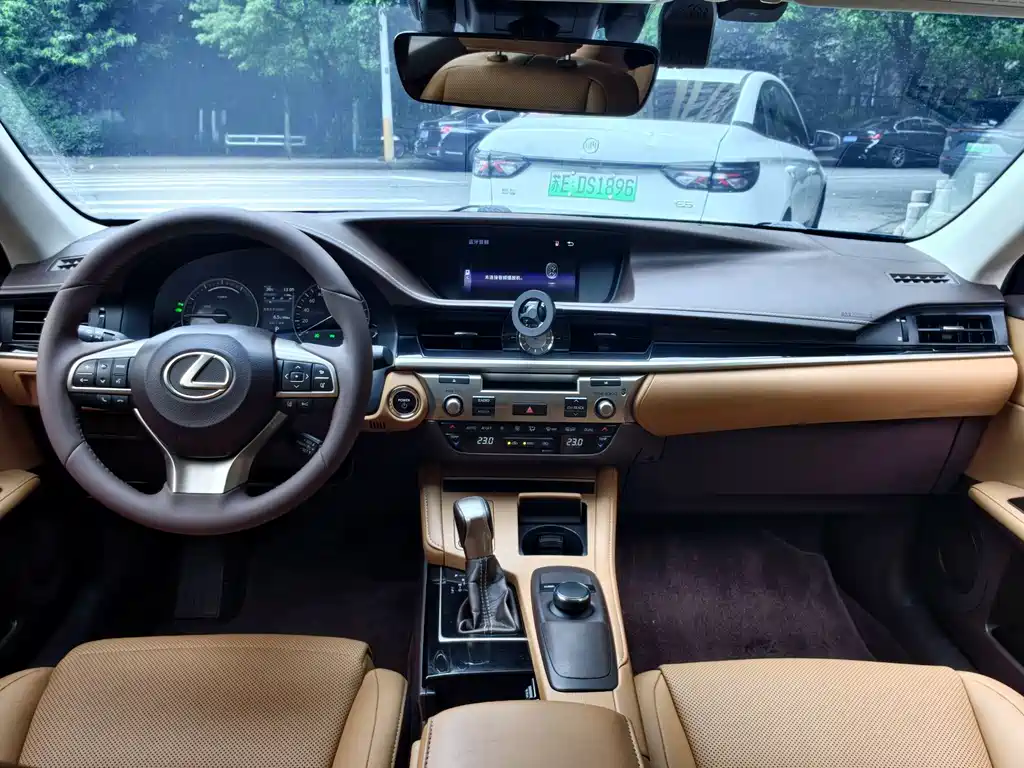 Lexus ES 2017 300h Mark Levinson Comfort