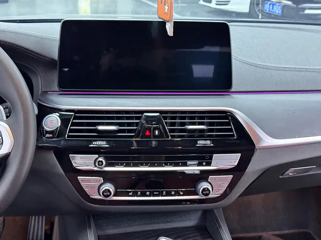 BMW 5 Series - фото 10