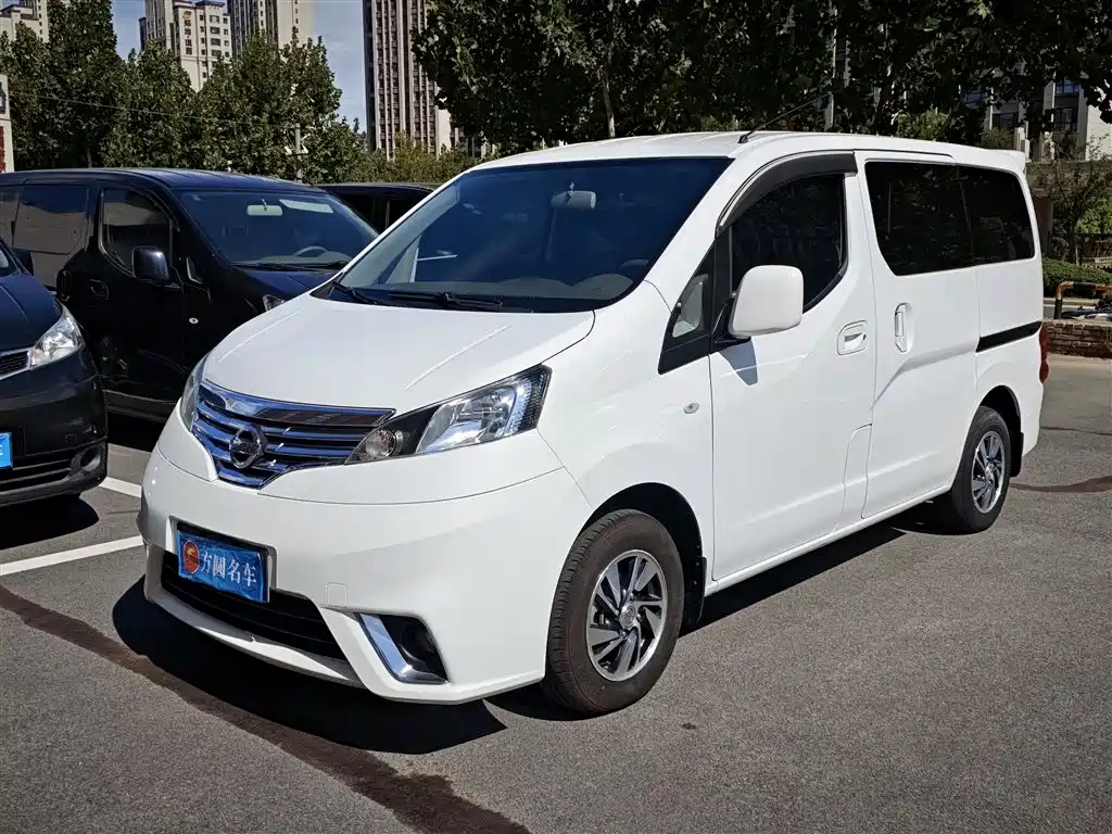 NISSAN NV200