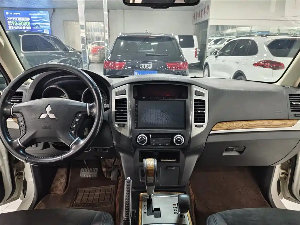 MITSUBISHI PAJERO