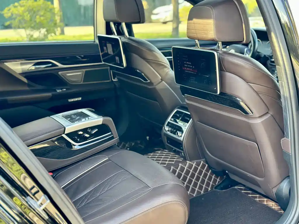 BMW 7 Series — миниатюра 8