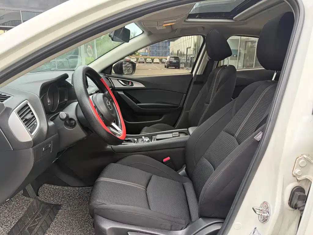 Mazda Mazda3 3 2017 1.5L AT Luxury V