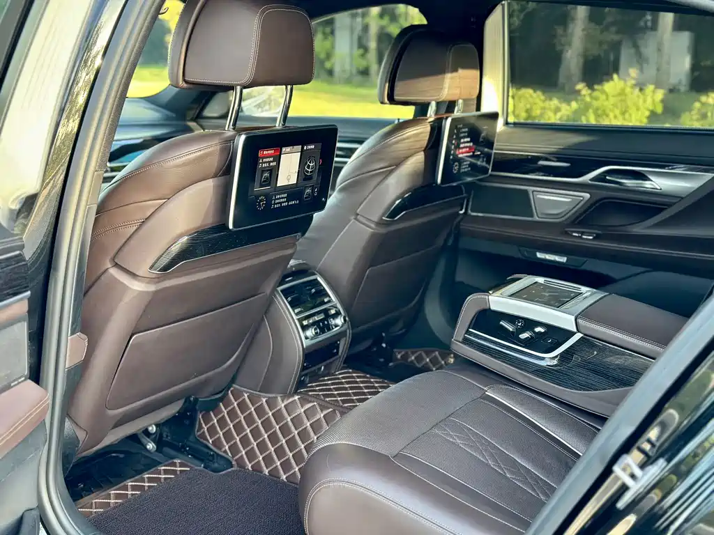 BMW 7 Series — миниатюра 7