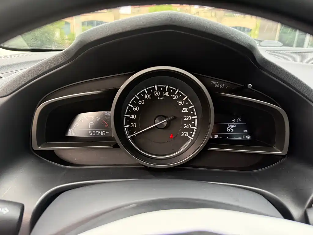 Mazda Mazda3 3 2017 1.5L AT Luxury V