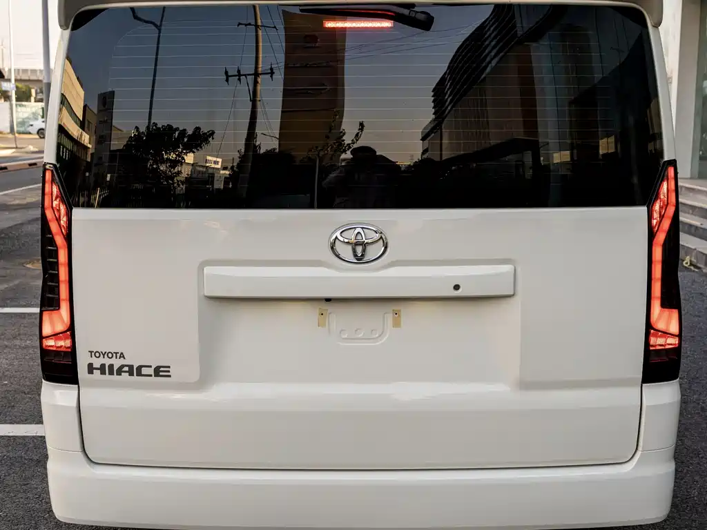 Toyota HiAce 2024 3.5L AT