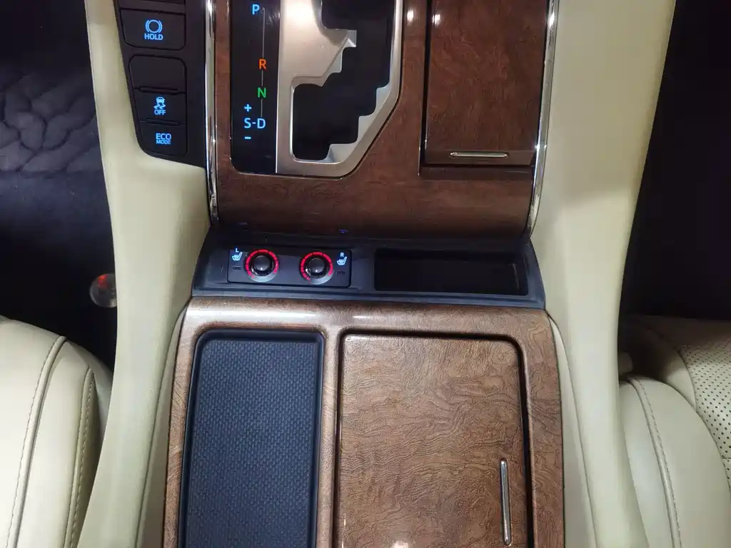 Toyota Alphard — миниатюра 10