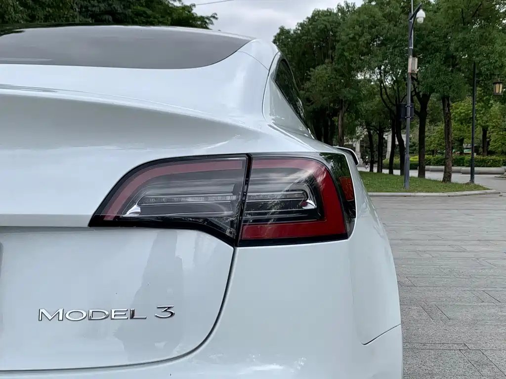 Tesla Model 3 — миниатюра 12