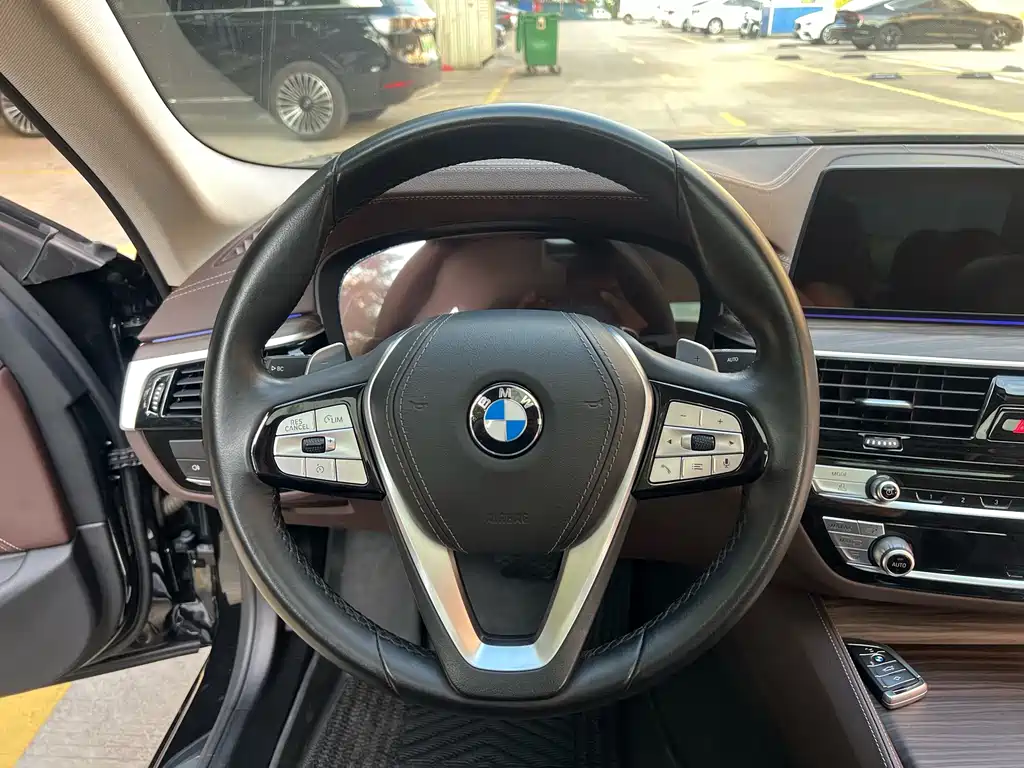 BMW 5 Series — миниатюра 10