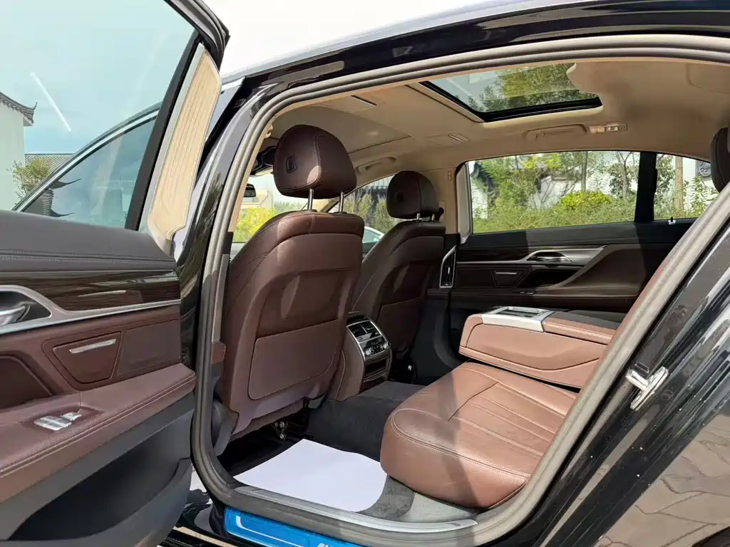 BMW 7 Series — миниатюра 11