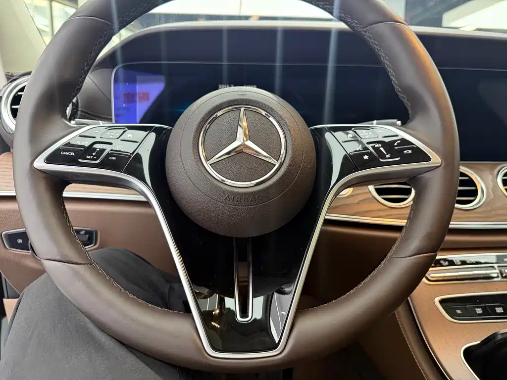 Mercedes-Benz E-Class — миниатюра 6