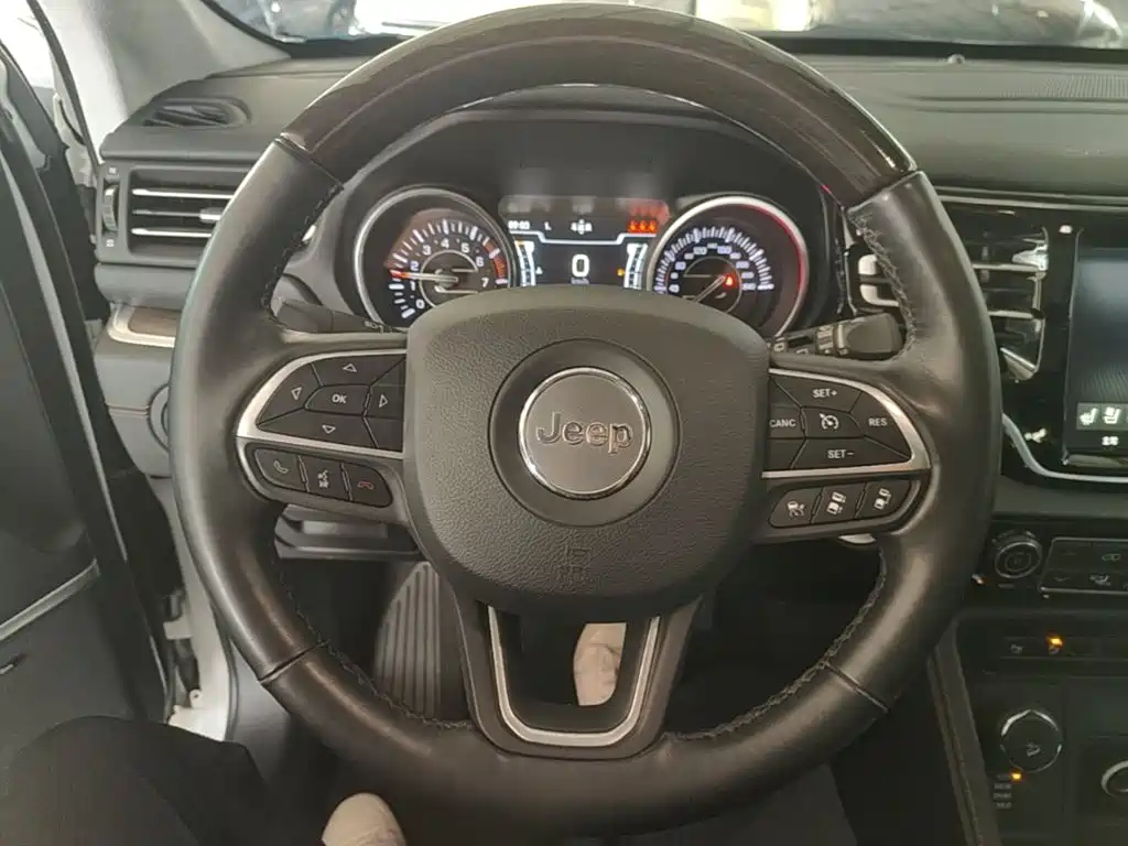 Jeep Grand Commander — миниатюра 11