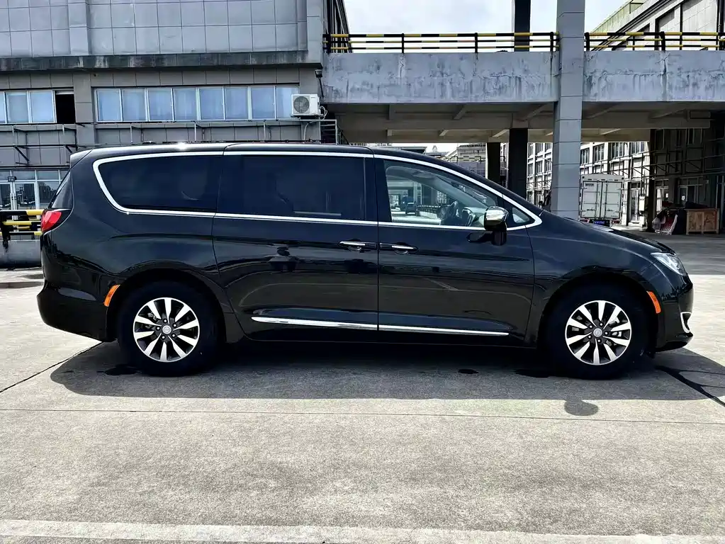 Chrysler Grand Voyager PHEV (Import) — миниатюра 4