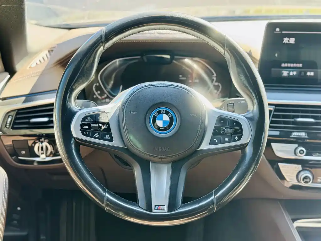 BMW 5 Series New Energy — миниатюра 11