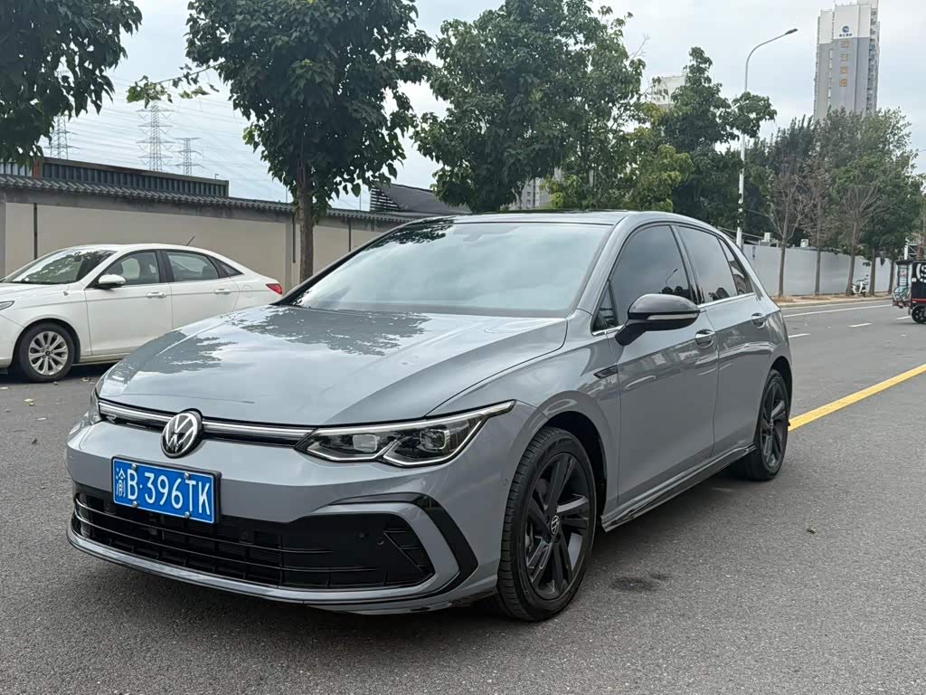 Volkswagen Golf 1.4 л 2023 г. Серебристо-серый, пробег 28000 км