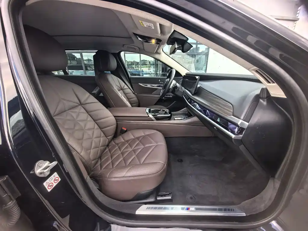 BMW 7 Series — миниатюра 10