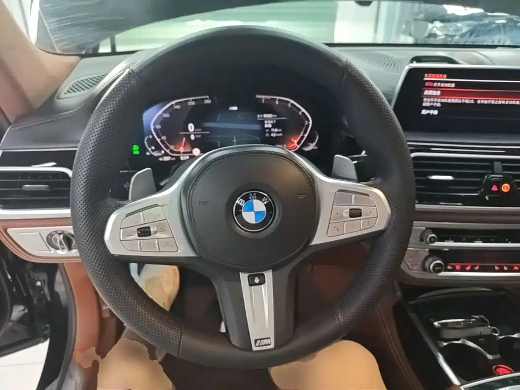 BMW 7 Series — миниатюра 11