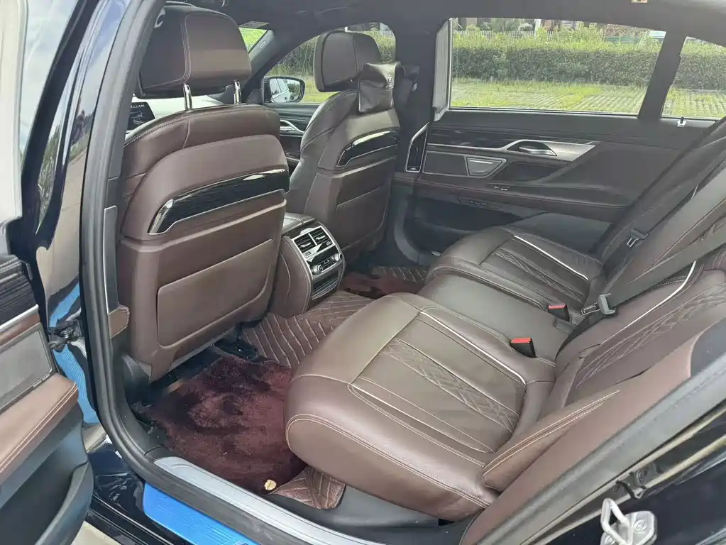 BMW 7 Series — миниатюра 13