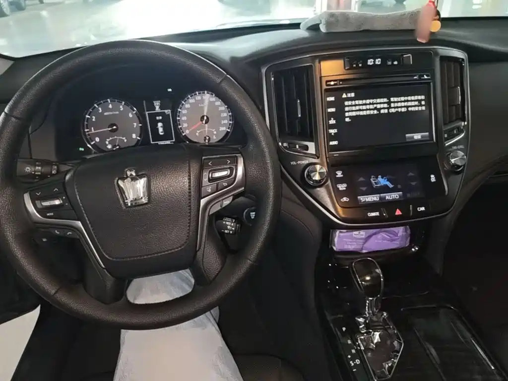 Toyota Crown — миниатюра 10