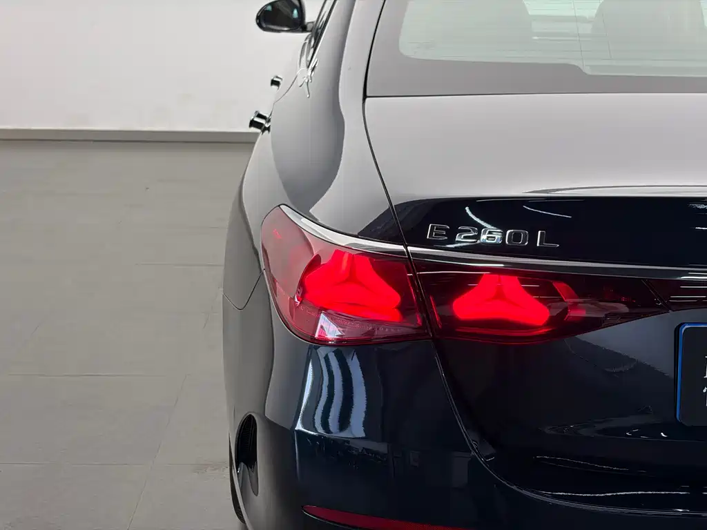 Mercedes-Benz E-Class — миниатюра 20