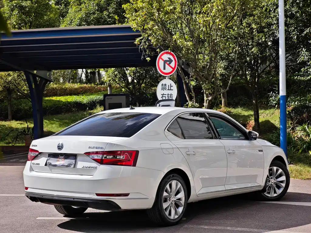 Skoda Superb — миниатюра 6