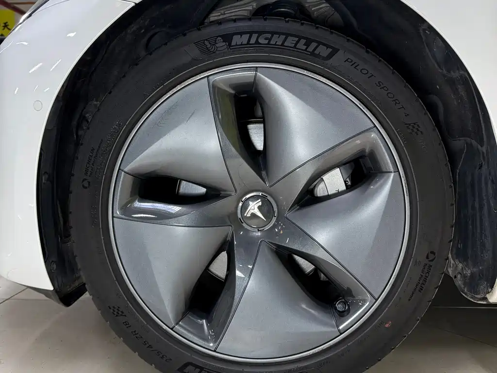 Tesla Model 3 — миниатюра 8