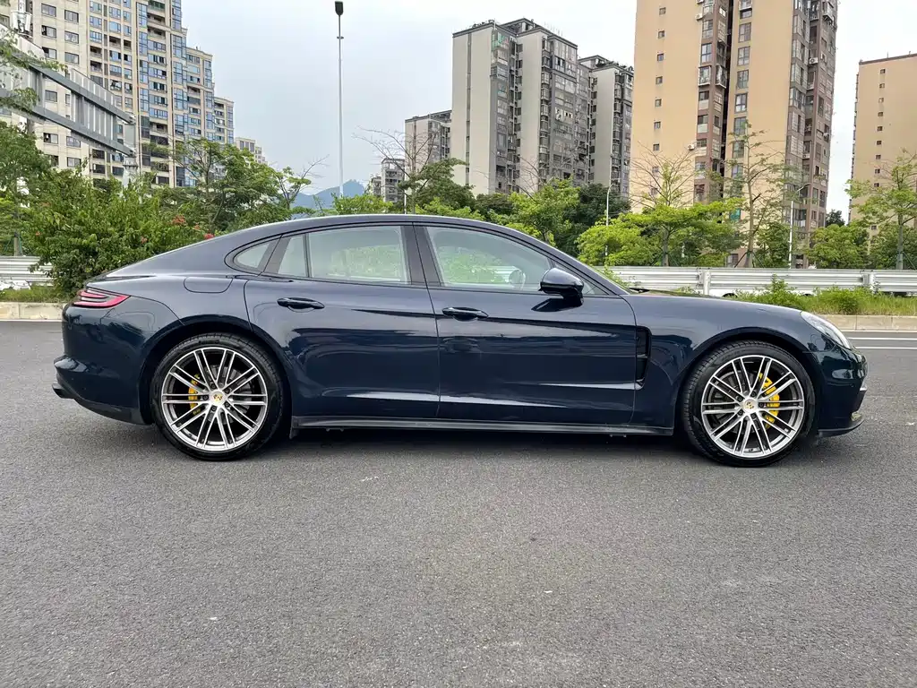 PORSCHE PANAMERA
