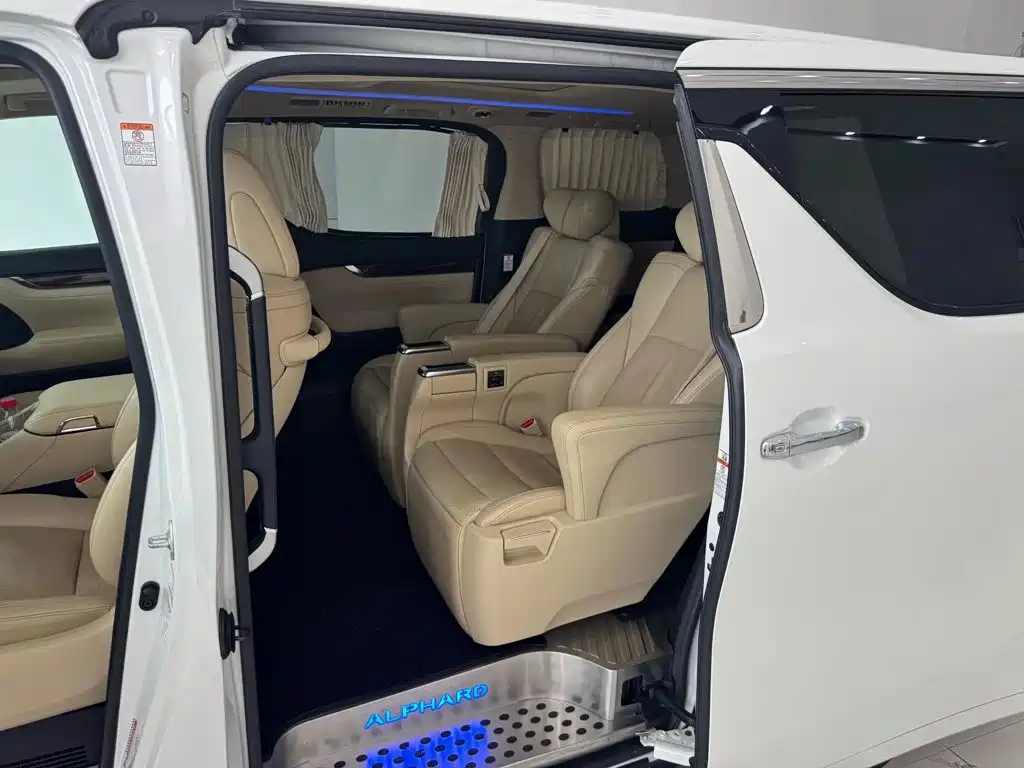 Toyota Alphard — миниатюра 8