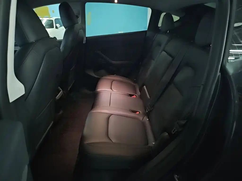 Tesla Model Y — миниатюра 17