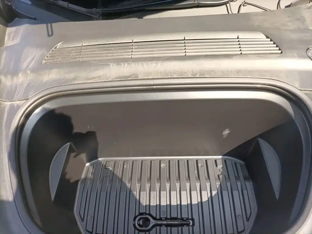 Tesla Model Y — миниатюра 21