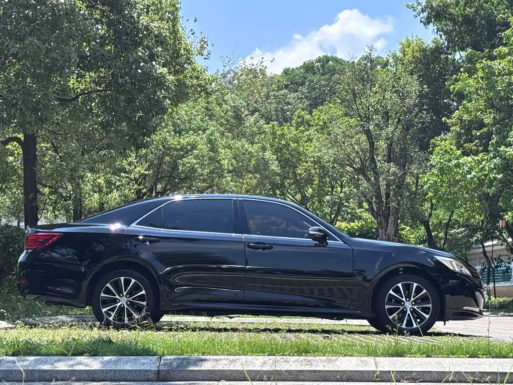 Toyota Crown — миниатюра 8